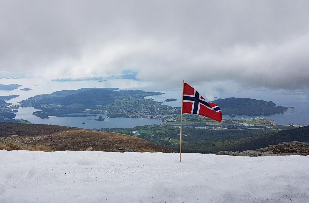 Husnes Sentrum Hotell Bagian luar foto