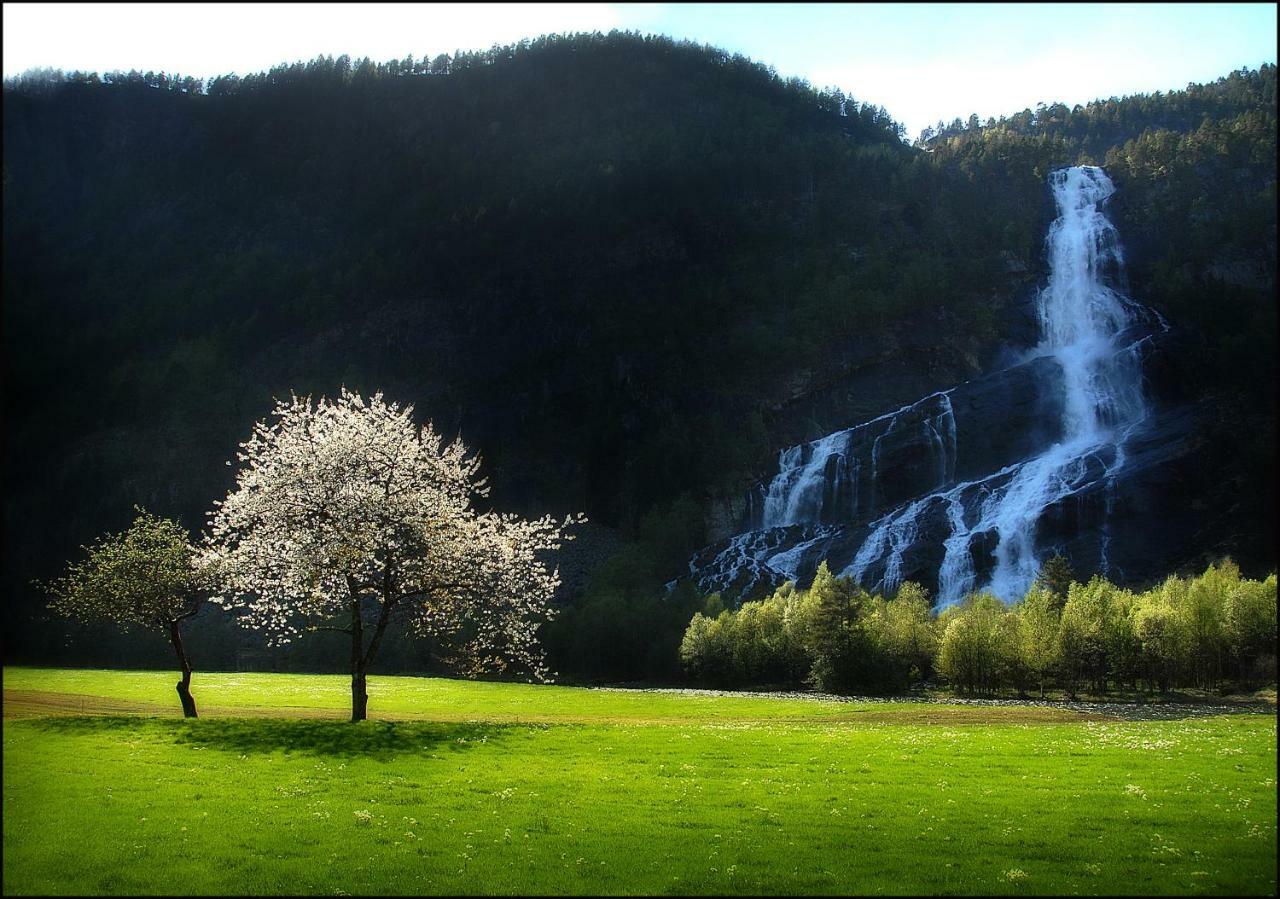 Husnes Sentrum Hotell Bagian luar foto