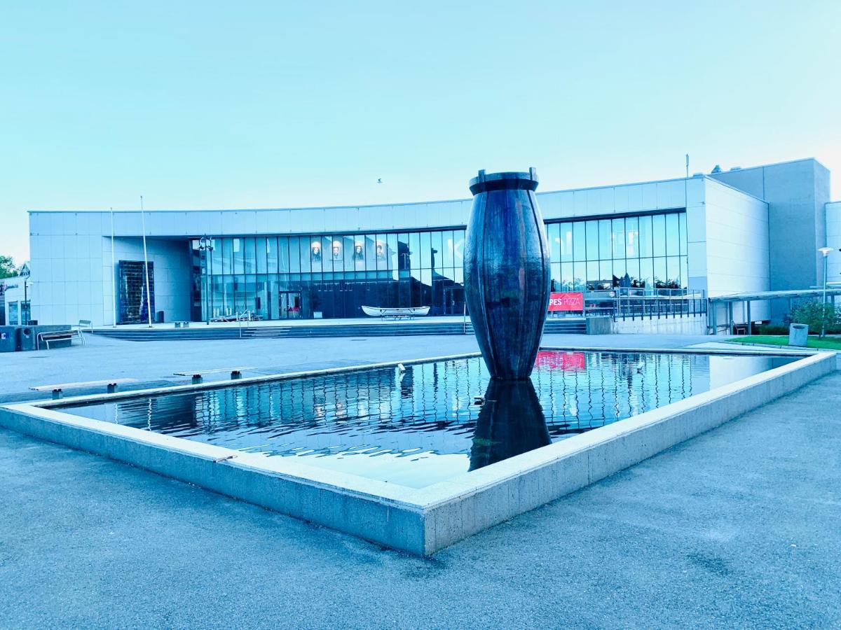 Husnes Sentrum Hotell Bagian luar foto