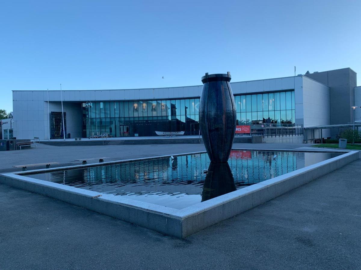 Husnes Sentrum Hotell Bagian luar foto