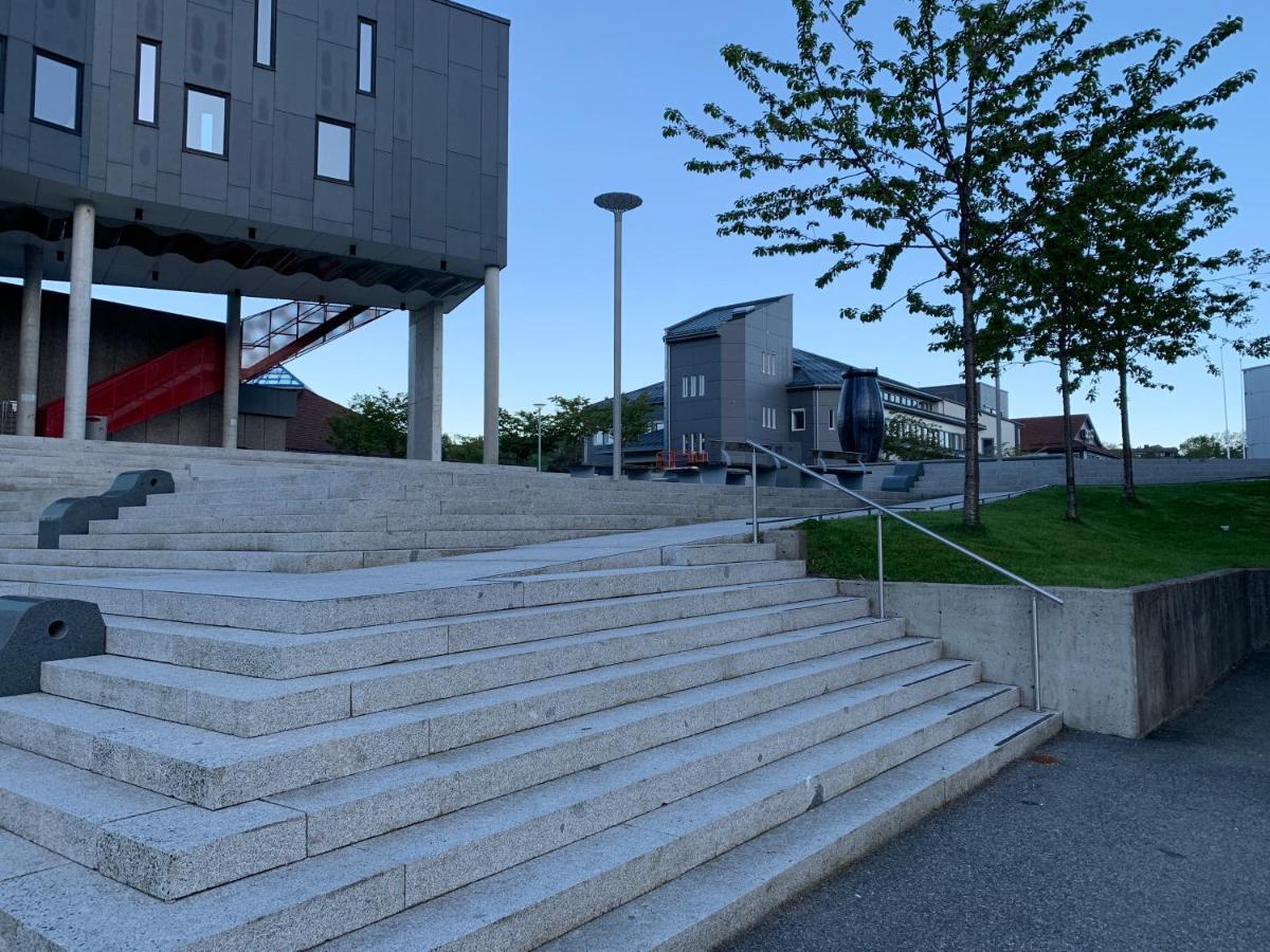 Husnes Sentrum Hotell Bagian luar foto