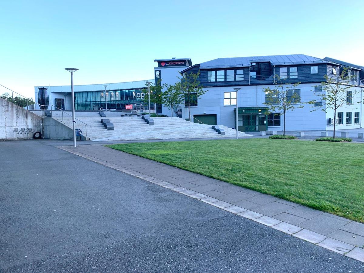 Husnes Sentrum Hotell Bagian luar foto
